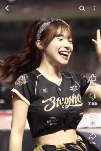 李多慧上班偷懶「忘記應援」遭抓包!1秒閃現「驚慌張大嘴」表情全被拍