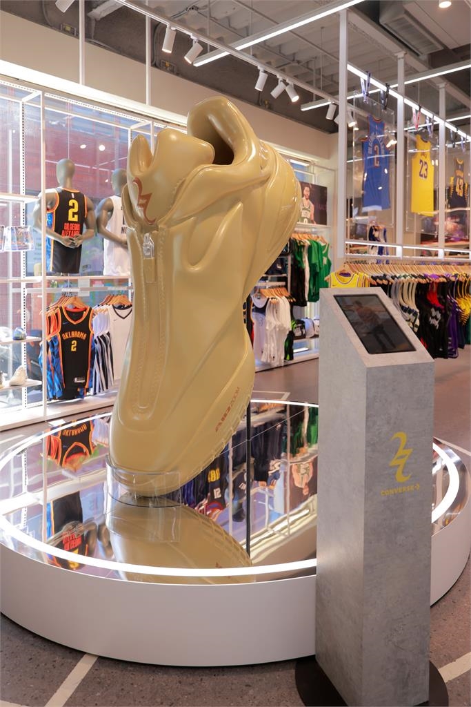 NBA／「SGA冠軍戰靴」台灣將開賣！台北東區赫見「超巨大球鞋」成打卡熱點