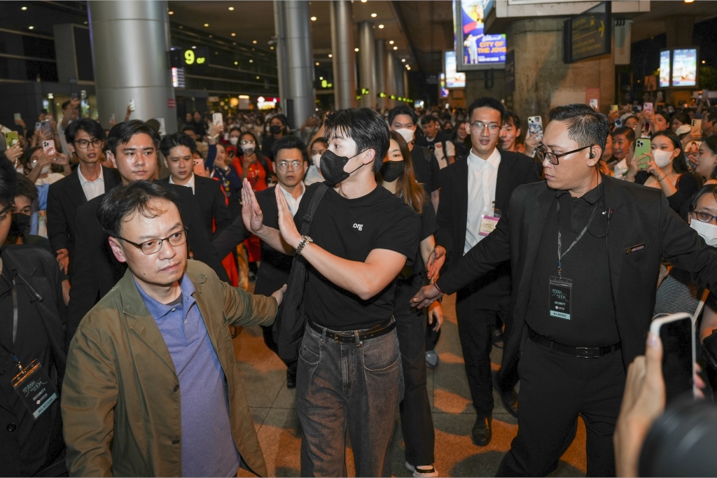 許光漢在越南也超紅!千名粉絲凌晨接機噴淚迎男神 人潮塞爆現場釀跳電