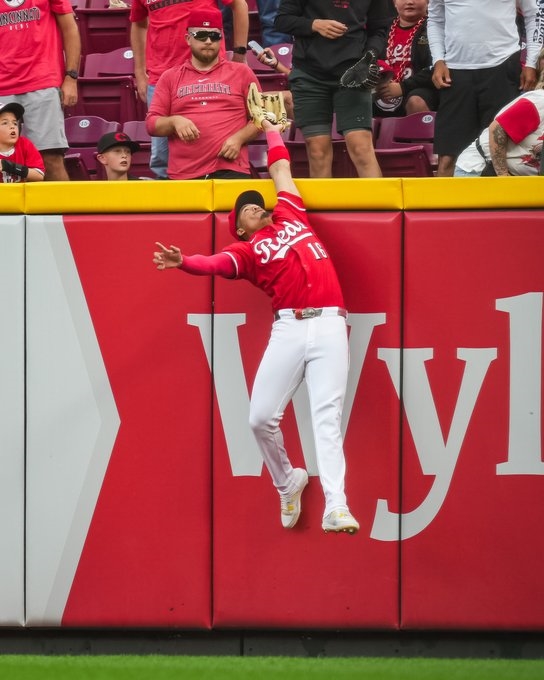 MLB(影)/紅人斜槓外野手九局沒收全壘打! 防守美技保住國聯外卡機會