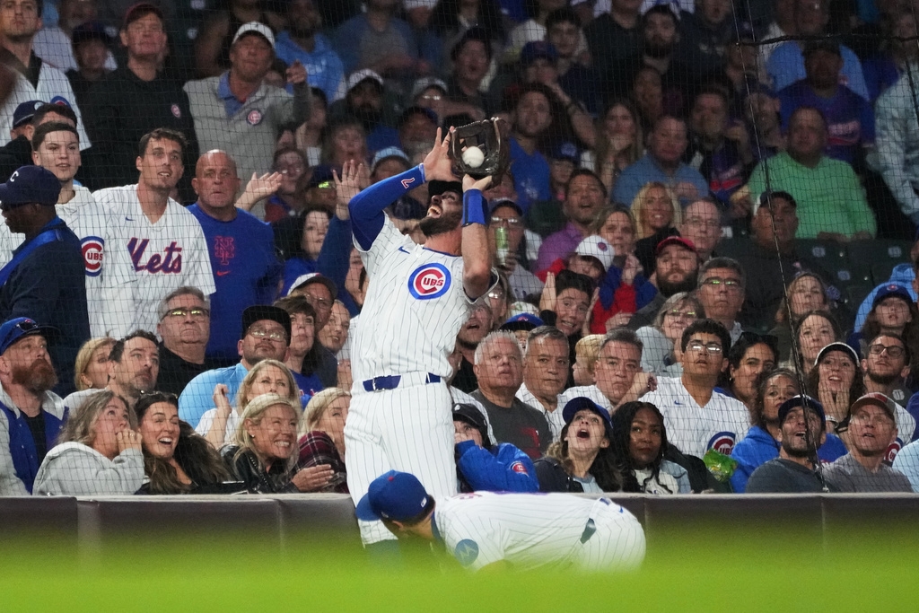 MLB(影)／小熊游擊「整個人摔出場外」接殺界外飛球　上演美技卻免費送對手分數