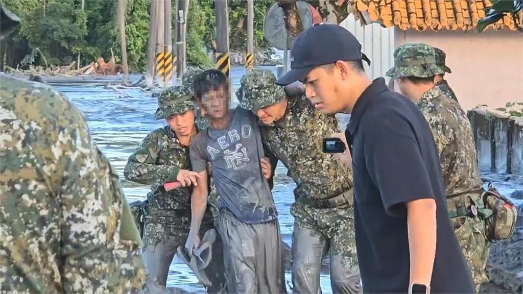 火車上塞滿「救災鏟子超人」全在花蓮光復站下車！震撼片萬人看哭：驕傲的台灣人