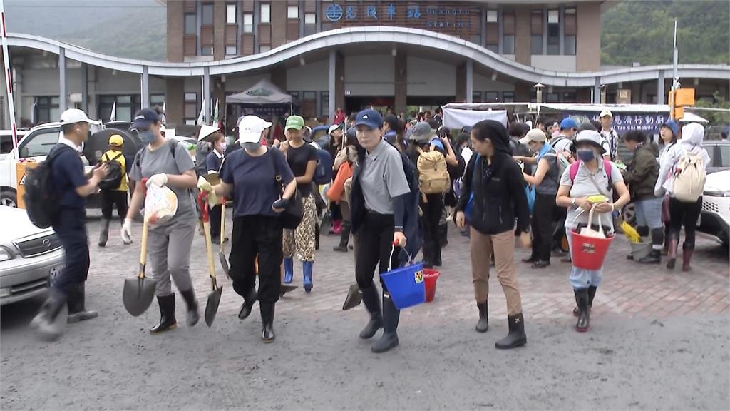 火車上塞滿「救災鏟子超人」全在花蓮光復站下車！震撼片萬人看哭：驕傲的台灣人