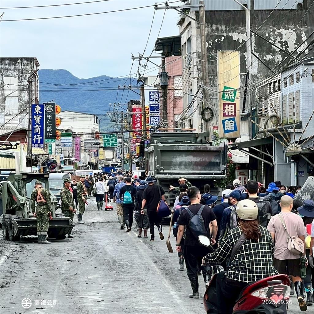 火車上塞滿「救災鏟子超人」全在花蓮光復站下車！震撼片萬人看哭：驕傲的台灣人