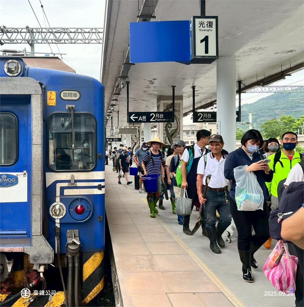 火車上塞滿「救災鏟子超人」全在花蓮光復站下車！震撼片萬人看哭：驕傲的台灣人