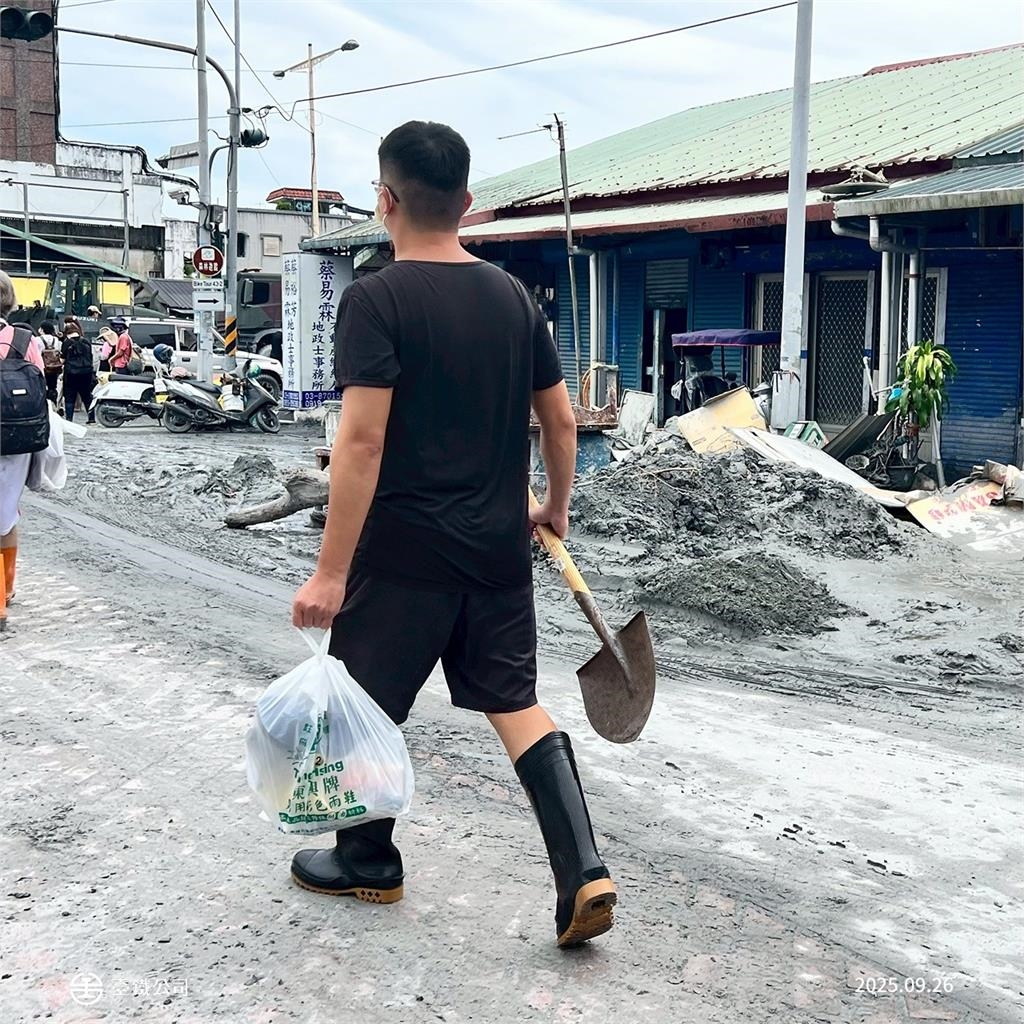 火車上塞滿「救災鏟子超人」全在花蓮光復站下車！震撼片萬人看哭：驕傲的台灣人