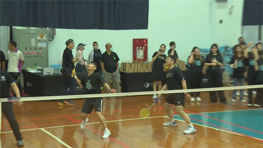 戴資穎上場打球了 後場滑拍切球獲如雷掌聲