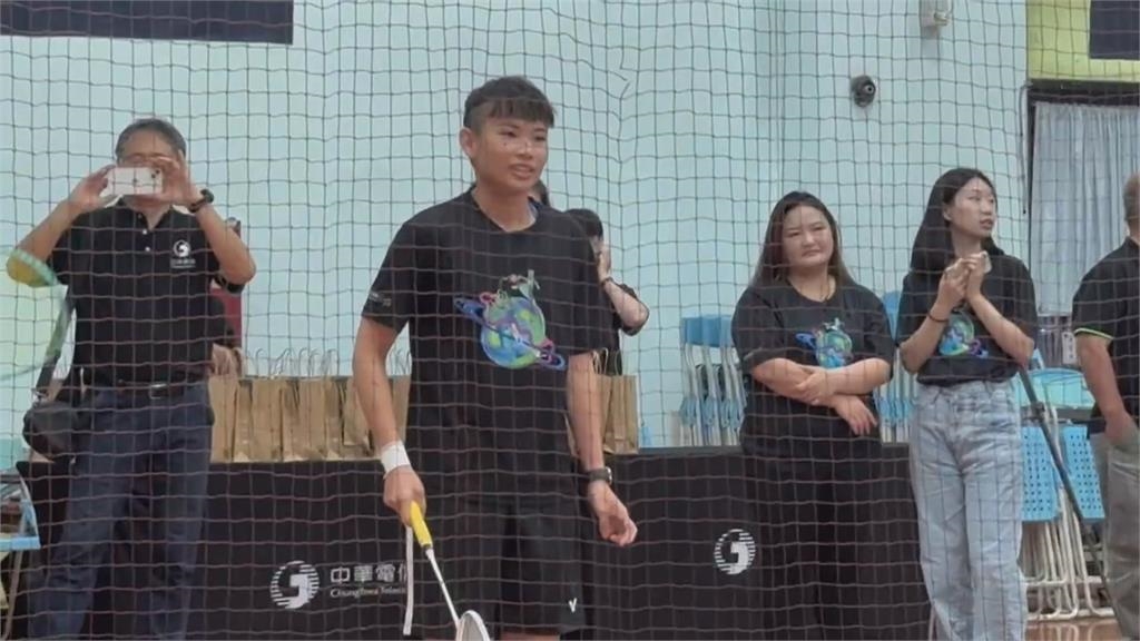 戴資穎上場打球了 後場滑拍切球獲如雷掌聲