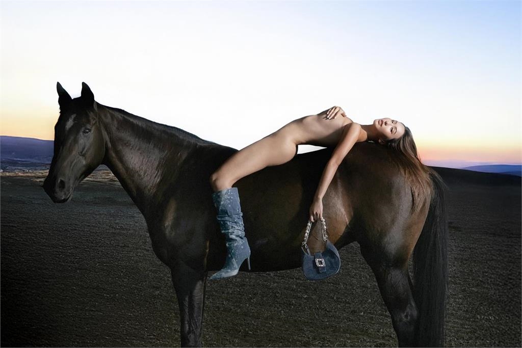 薔薔大尺度「全裸躺馬背」超震撼！「下身0遮擋」騎馬入鏡…萬網暴動：太瘋了