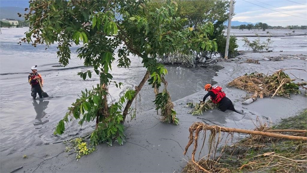 賑災物資驚見滿滿「柯文哲姓名貼」!連掃把都不放過…小草怒喊:別羨慕