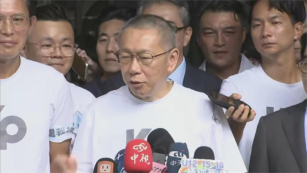 賑災物資驚見滿滿「柯文哲姓名貼」!連掃把都不放過…小草怒喊:別羨慕