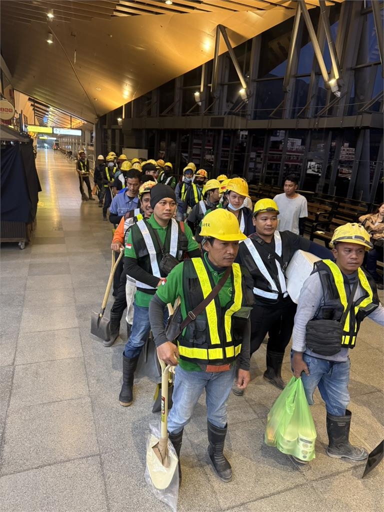 光復車站湧現「黑皮鏟子超人」全是印尼移工！清晨就救災「放棄休假」網感動
