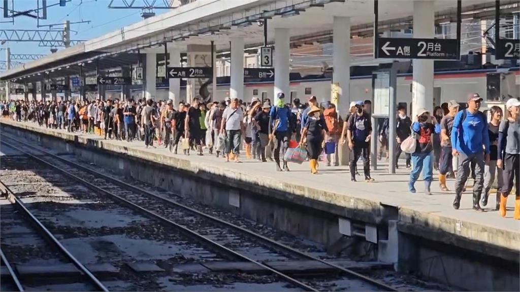 光復車站湧現「黑皮鏟子超人」全是印尼移工！清晨就救災「放棄休假」網感動