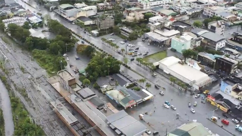 心臟外科名醫「化身鏟子超人」!脫下白袍猛剷泥土8萬人看哭