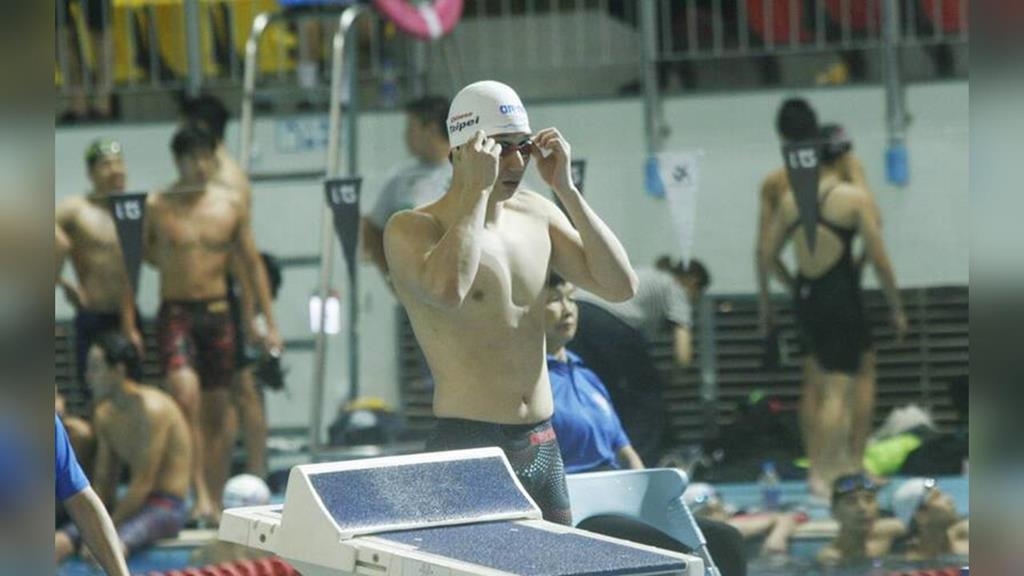 游泳／捷報！台灣「蝶王」王冠閎亞錦賽100蝶摘金！女將劉姵吟奪銀破全國紀錄