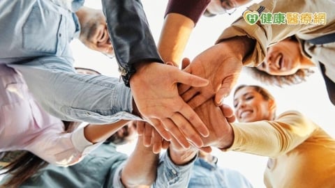 人脈經營不在名片數量、交際應酬　專家：真心與善緣才是關鍵