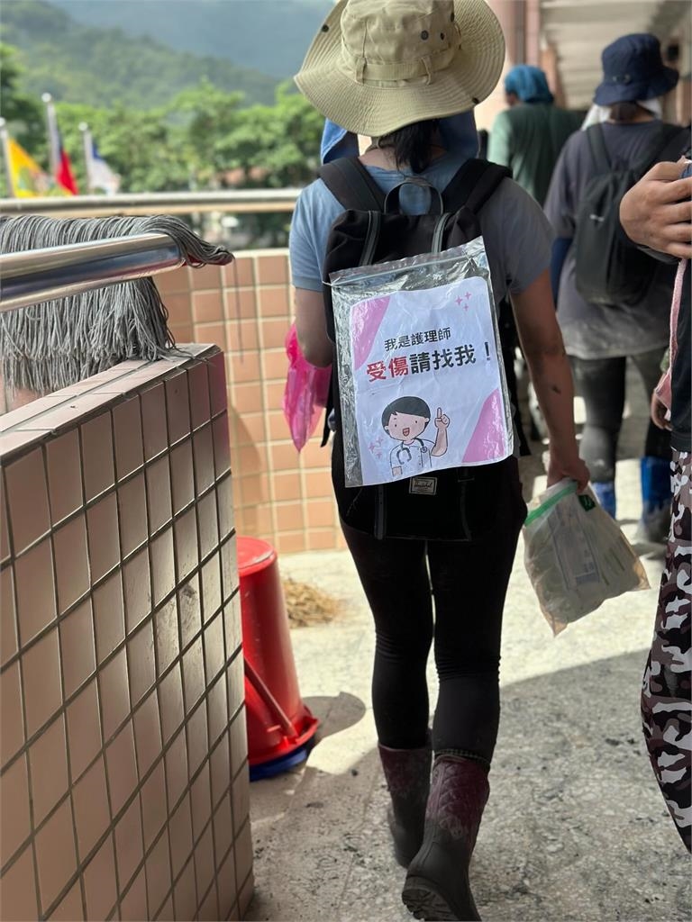 誤傳潰堤嚇壞災民!護理師直闖災區「背影驚見這10字」藏洋蔥:行走天使