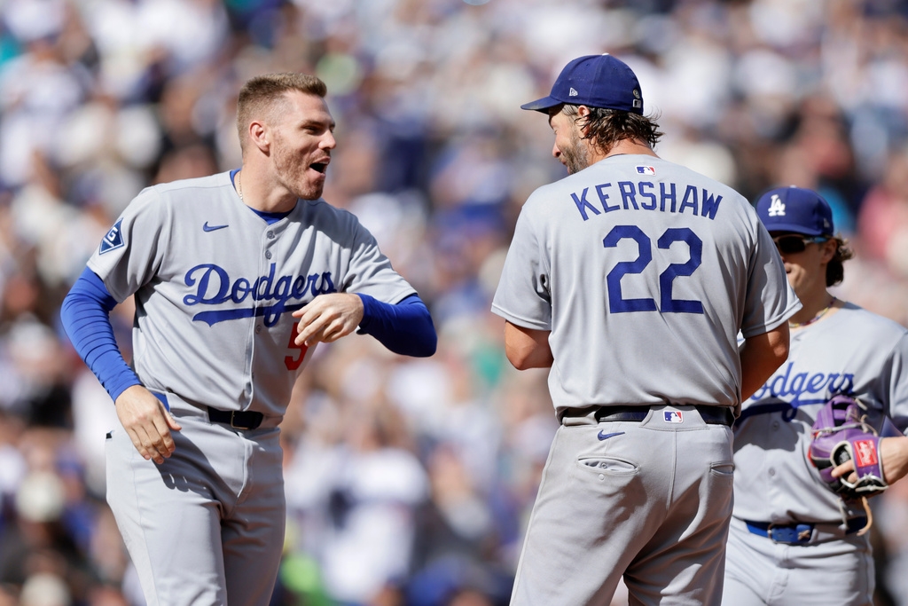 MLB(影)/無失分謝幕!柯蕭例行賽最終戰完美退場 隊友獻上擁抱全場觀眾起立歡呼