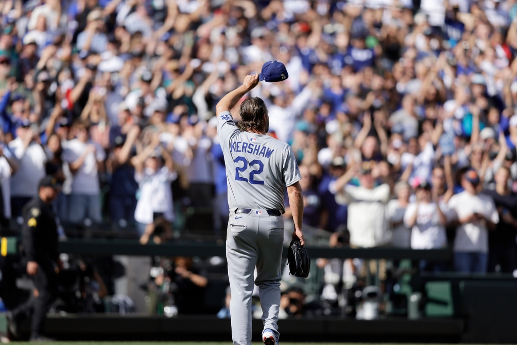 MLB(影)/無失分謝幕!柯蕭例行賽最終戰完美退場 隊友獻上擁抱全場觀眾起立歡呼