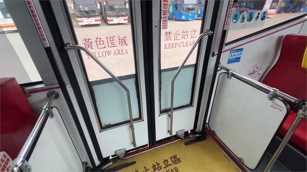 公車人多到站立黃色禁站區 後車門竟未關!全車滿座驚險上路