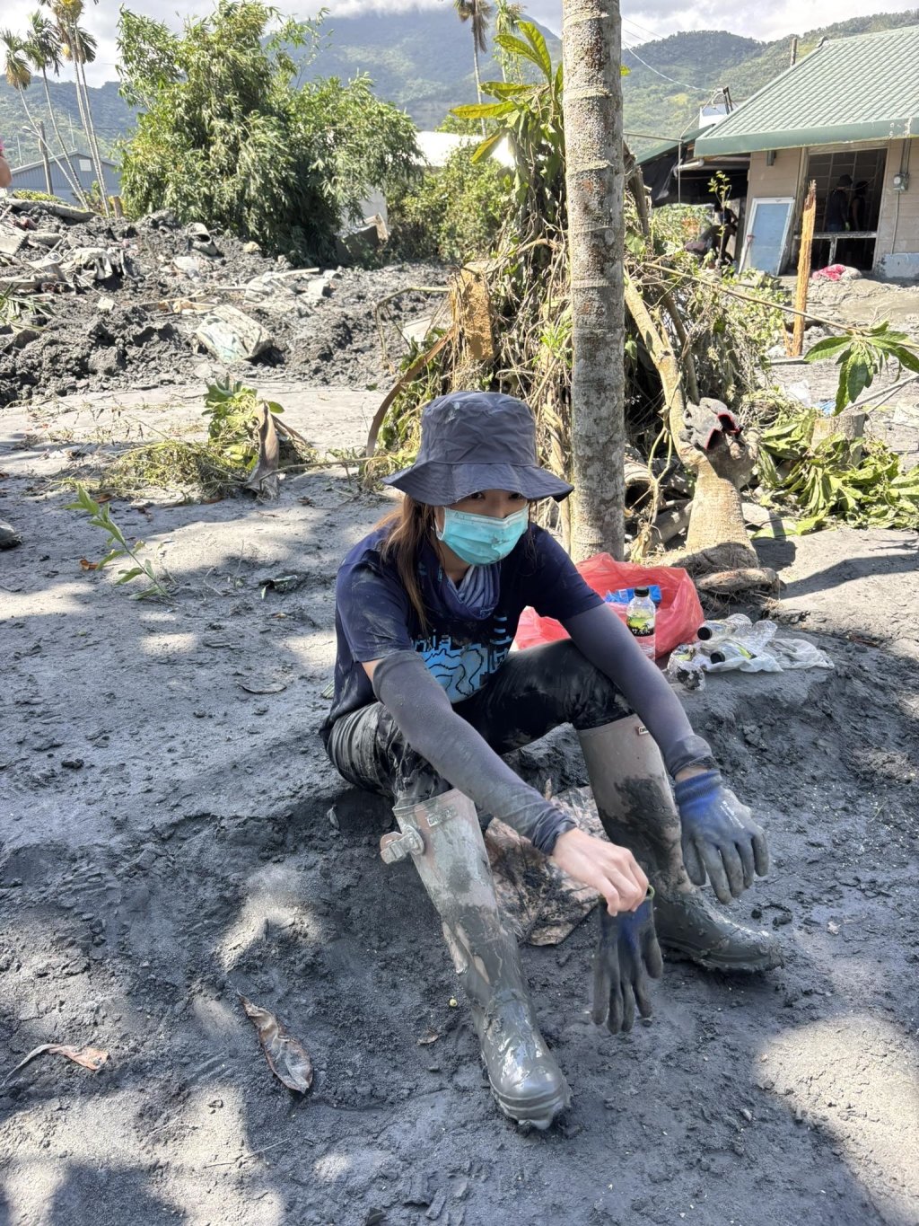 段慧琳花蓮拚救災！ 賣力清汙「鏟土手起水泡」親曝5大觀察：不只需要鏟子超人
