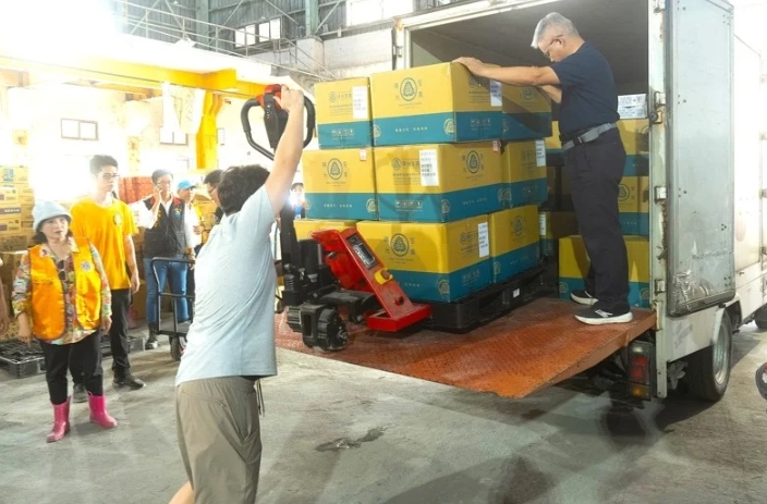 暖心!台中糕餅業者暫停月餅產線 改製太陽餅專車直送花蓮