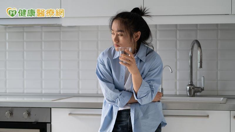 頭痛、焦慮可能是因「水喝不夠」！醫：缺水牽動全身　這些器官都受影響