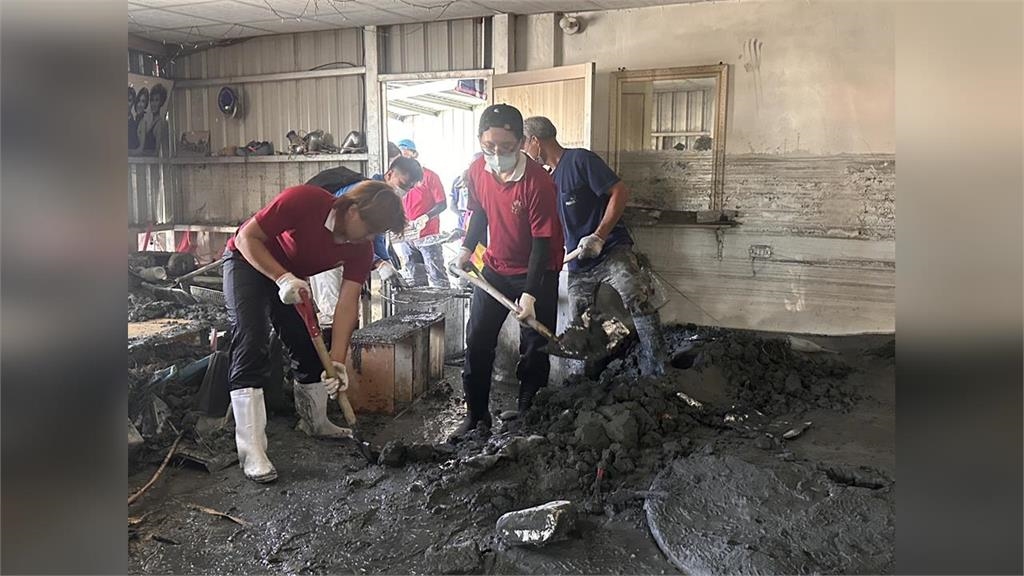 光復車站阿嬤「怕志工餓發粽子」卻沒人拿！他見這一幕心揪：請收下心意