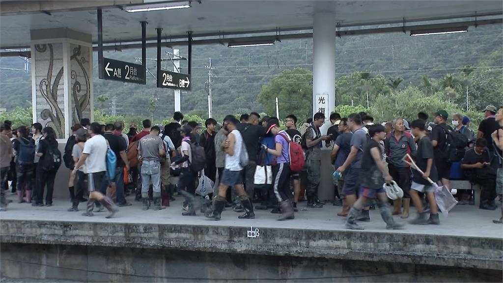 光復車站阿嬤「怕志工餓發粽子」卻沒人拿！他見這一幕心揪：請收下心意