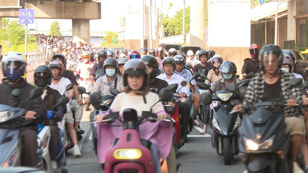 拆除圓環後福和橋機車海再現　副市長李四川大讚「這件事」