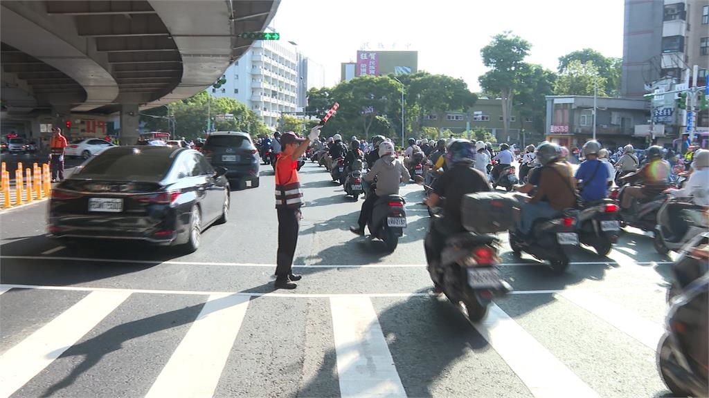 拆除圓環後福和橋機車海再現　副市長李四川大讚「這件事」