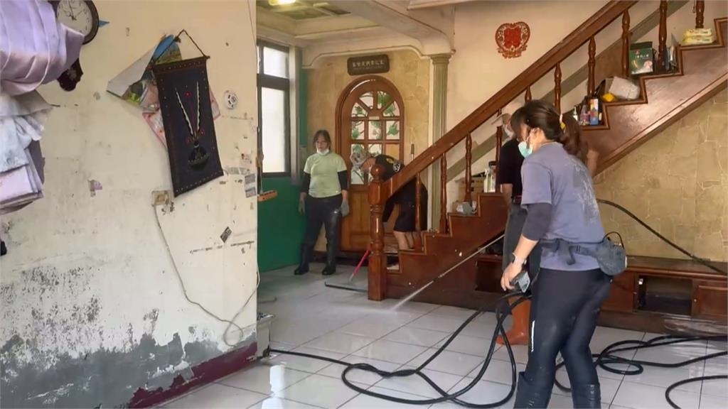 高雄「鏟子超人」助花蓮救災 近60人響應「包2台遊覽車」出發