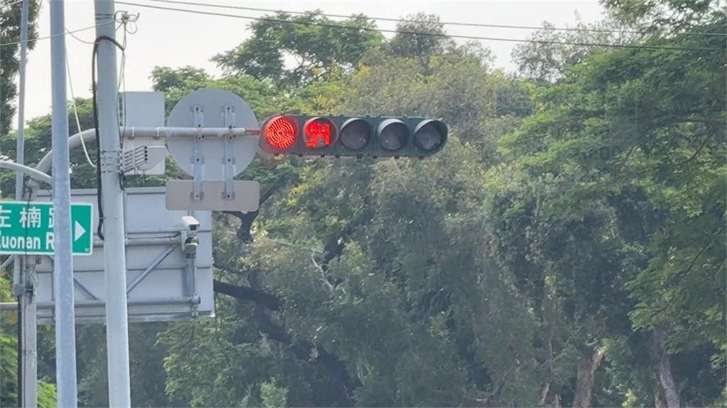 時間管理大師？等紅燈突下車　女騎士「大跳健康操」險錯過綠燈