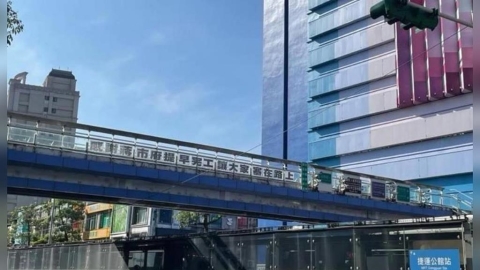 公館圓環天橋驚見「感謝蔣市府」布條 網酸:你沒塞只是在等紅燈