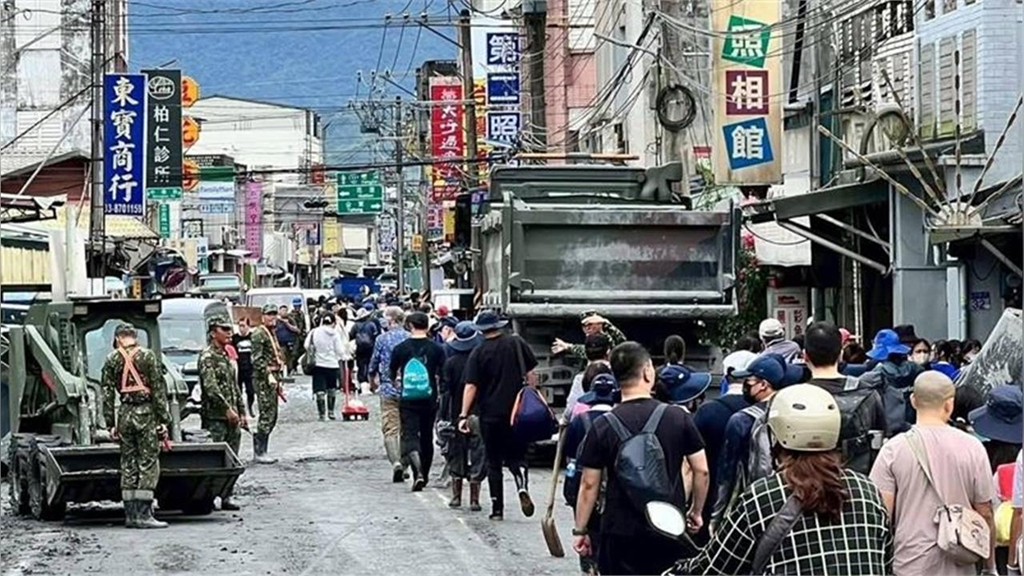 花蓮生命奇蹟！輪椅弟卡泥濘動不了「下秒1舉動」笑翻11萬人：差點哭出來