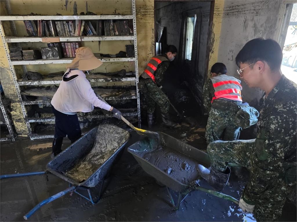 泥流沖毀「3萬本藏書」超人急搶救!災民是知名作家⋯拚命爬上二樓逃生