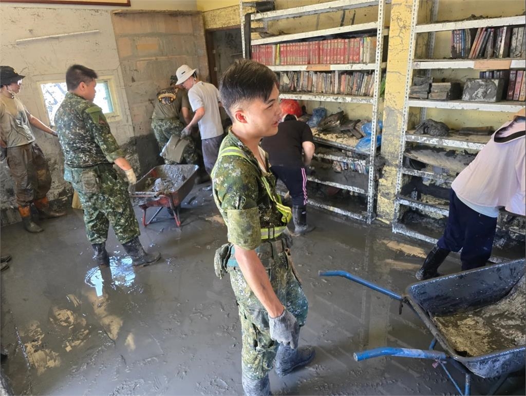 泥流沖毀「3萬本藏書」超人急搶救!災民是知名作家⋯拚命爬上二樓逃生