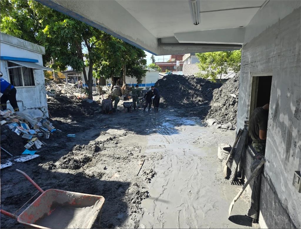 泥流沖毀「3萬本藏書」超人急搶救!災民是知名作家⋯拚命爬上二樓逃生