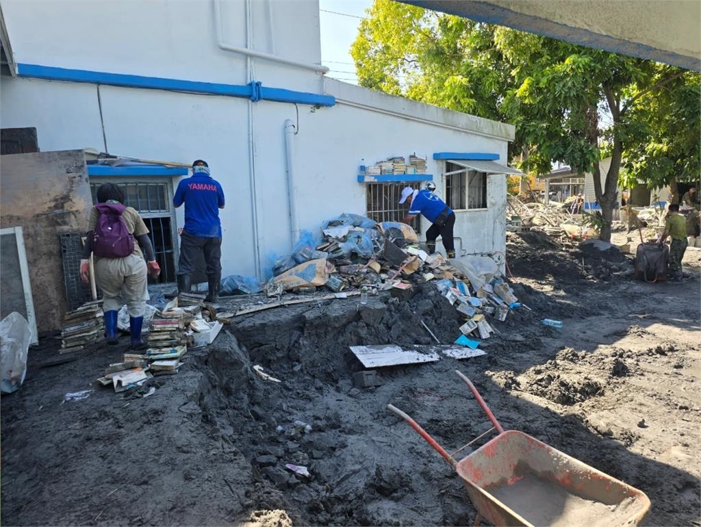 泥流沖毀「3萬本藏書」超人急搶救!災民是知名作家⋯拚命爬上二樓逃生