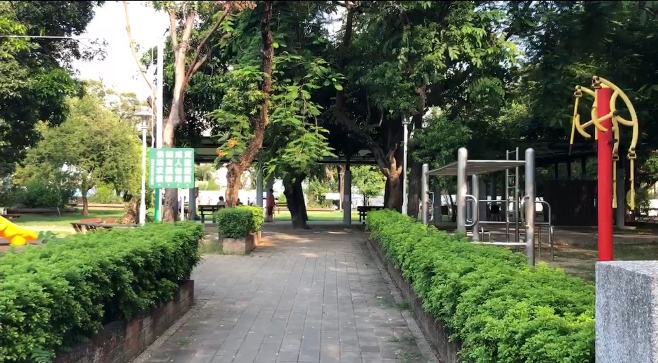 台南公園「嚴禁烤肉、放煙火」　　公司租夜市空地「行動烤肉車」助興