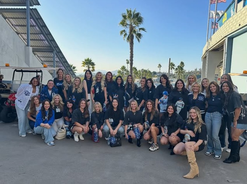 MLB／道奇大嫂團出動應援！田中真美子白上衣搭配黑色褲裝真美成為焦點