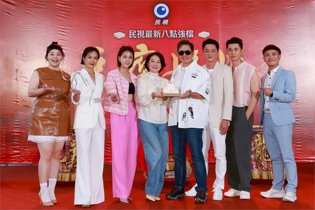 馮凱攜母回歸民視最新八點檔《豆腐媽媽》！88歲周遊大跳「飛龍舞」炸裂全場