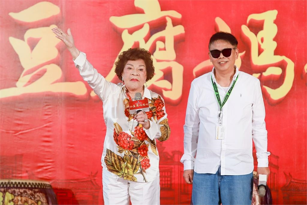 馮凱攜母回歸民視最新八點檔《豆腐媽媽》！88歲周遊大跳「飛龍舞」炸裂全場