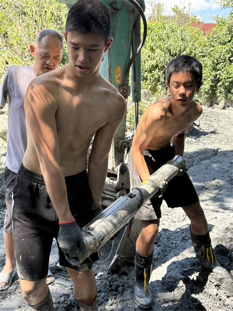 快新聞／3秒奇蹟！蘇澳海事學子花蓮災區助清理　意外救出車內受困狗狗