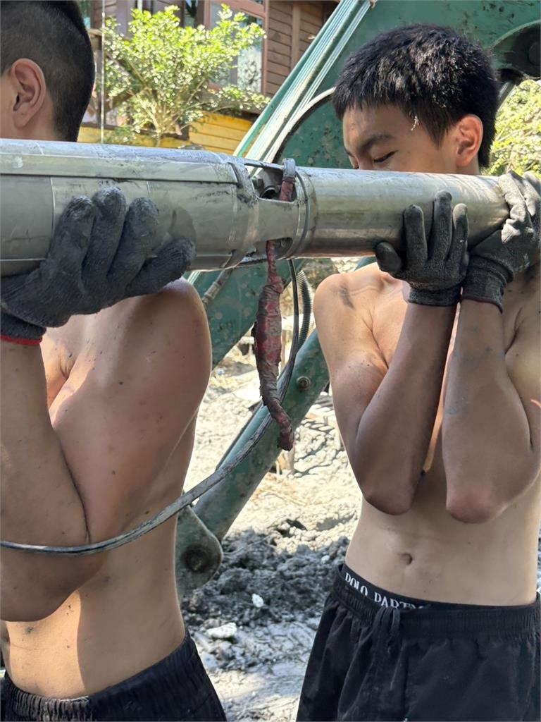 快新聞／3秒奇蹟！蘇澳海事學子花蓮災區助清理　意外救出車內受困狗狗