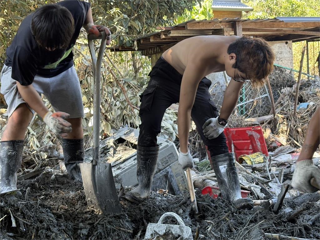 快新聞／3秒奇蹟！蘇澳海事學子花蓮災區助清理　意外救出車內受困狗狗