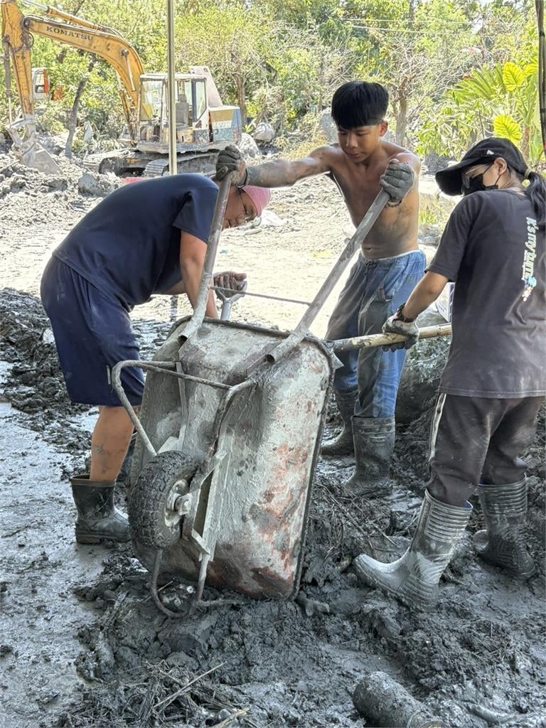 快新聞／3秒奇蹟！蘇澳海事學子花蓮災區助清理　意外救出車內受困狗狗