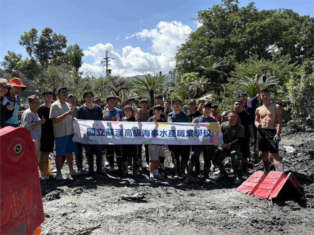 快新聞／3秒奇蹟！蘇澳海事學子花蓮災區助清理　意外救出車內受困狗狗