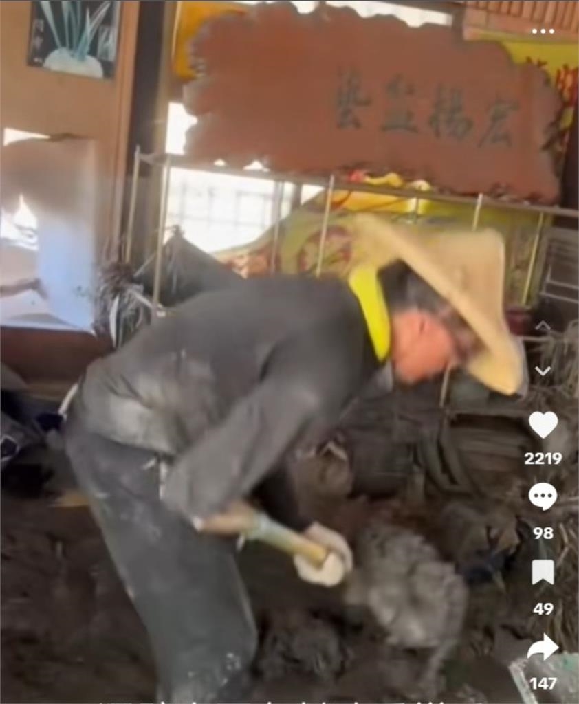 鏟子超人中驚見「獨臂戰士」手剩半截低頭清淤！動作比正常人還標準惹哭3.5萬人