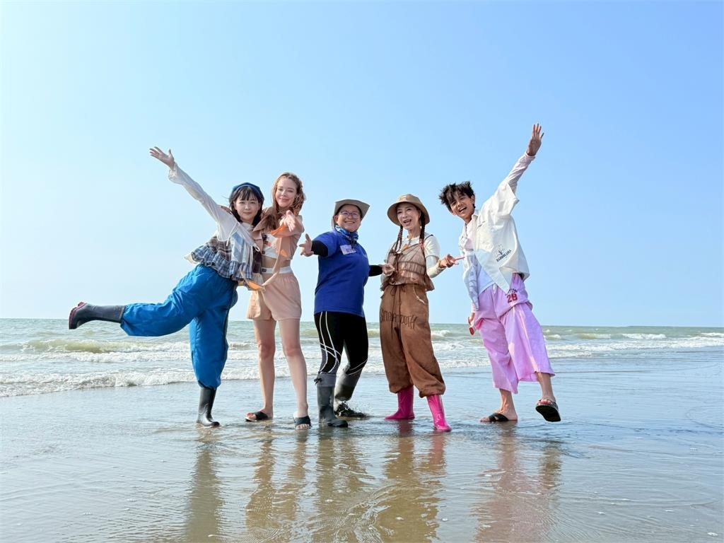 民視、八大《綜藝新時代》拜訪「嘉義最強青蚵嫂」!驚見青蚵嫂是縣長翁章梁熟練剝蚵